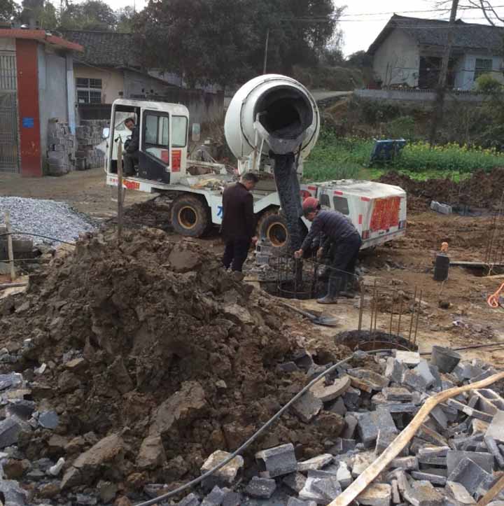 自動上料攪拌車施工現(xiàn)場圖1 自動上料攪拌車施工現(xiàn)場圖1