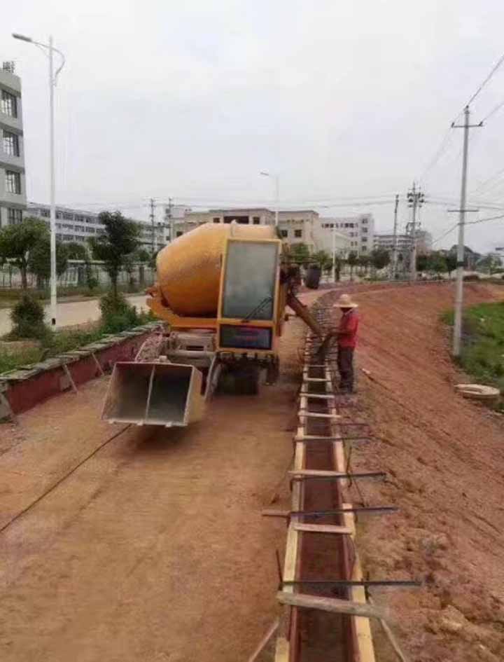 自動上料攪拌車施工現(xiàn)場圖4 自動上料攪拌車施工現(xiàn)場圖4