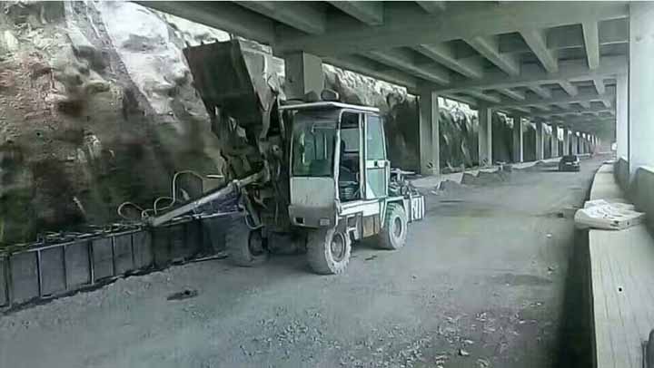 自動上料攪拌車施工現(xiàn)場圖5 自動上料攪拌車施工現(xiàn)場圖5
