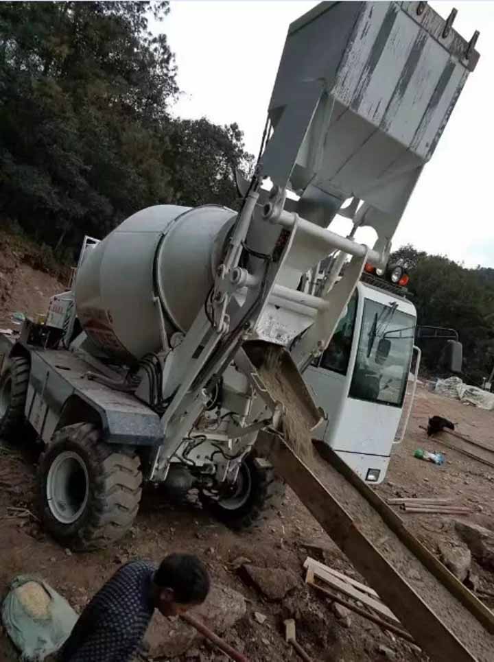 自動上料攪拌車施工現(xiàn)場圖10 自動上料攪拌車施工現(xiàn)場圖10
